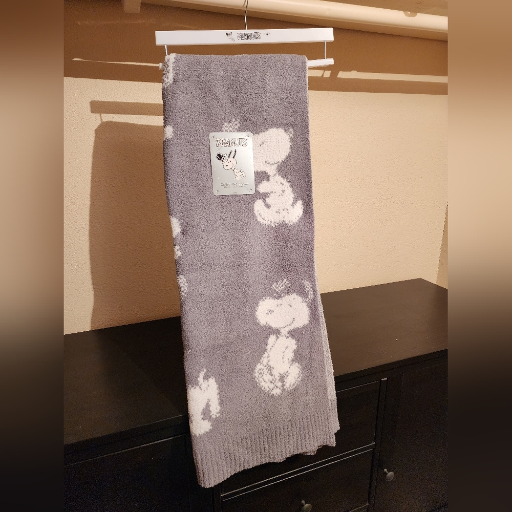 NWT Berkshire Peanuts Snoopy Blanket. 50x70